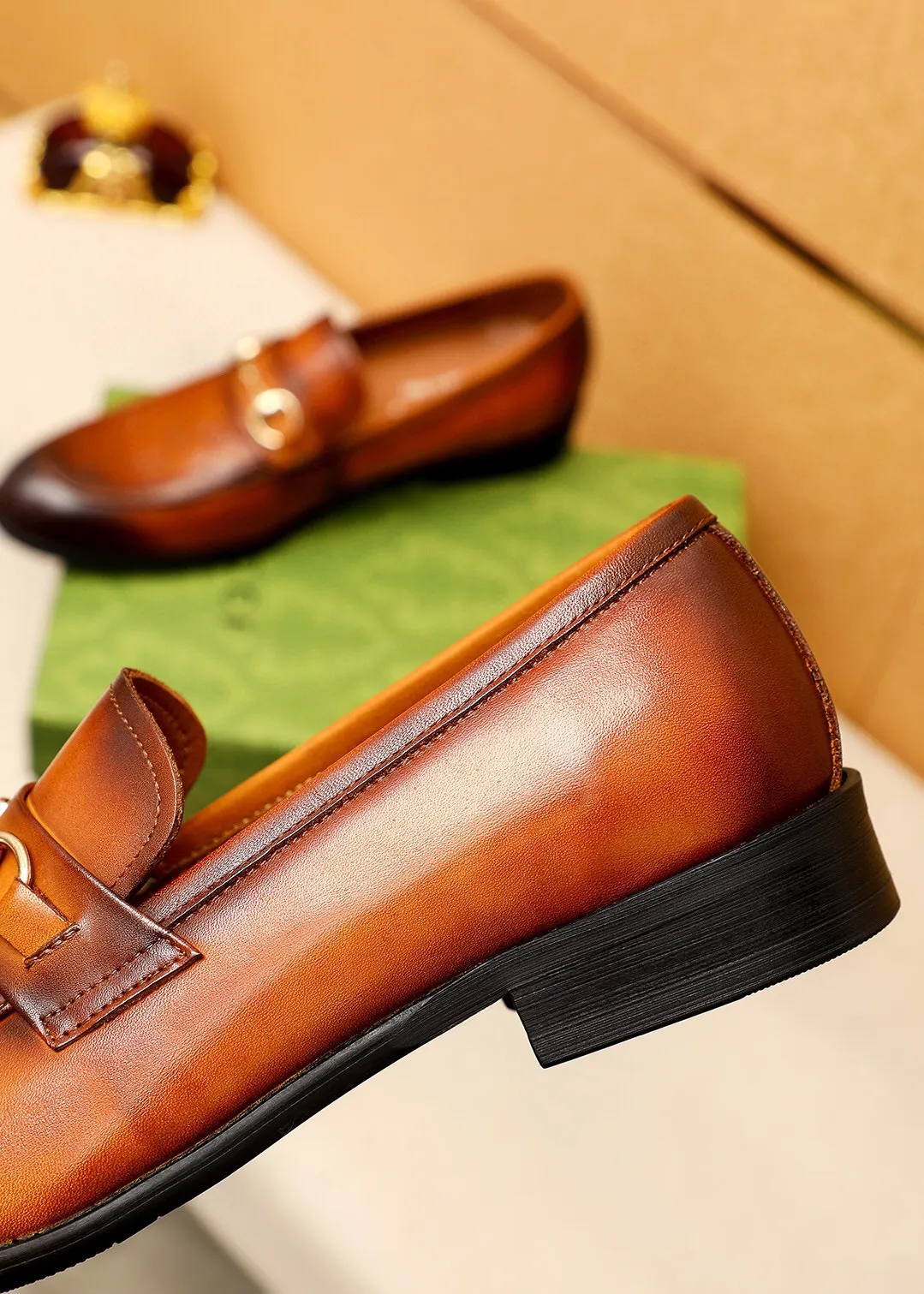 Men's shoes 💰400 💐 Product trademark: GUCCI "Gucci" casual leather shoes Regular size: 39-44 (38.45.46🉑️Customized) Product materials: Selected imported first-layer calfskin embossed upper + luxury hardware buckle, imported 🐑 sheepskin lining. Strong three-dimensional visual effect, original combination outsole Color: 2⃣️colors available